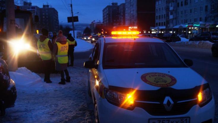 В Мурманске представители молодого поколения провели один день с дружиной ветеранов ГАИ-ГИБДД