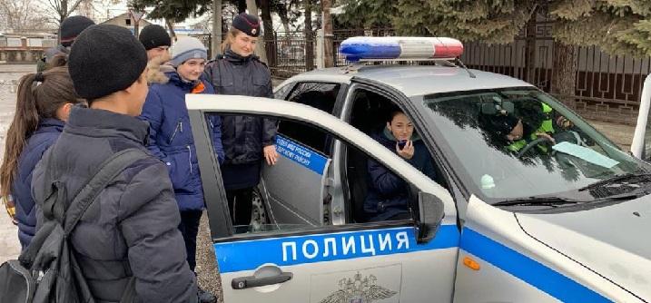Старшеклассники из Кабардино-Балкарии прошли стажировку в подразделении ГИБДД