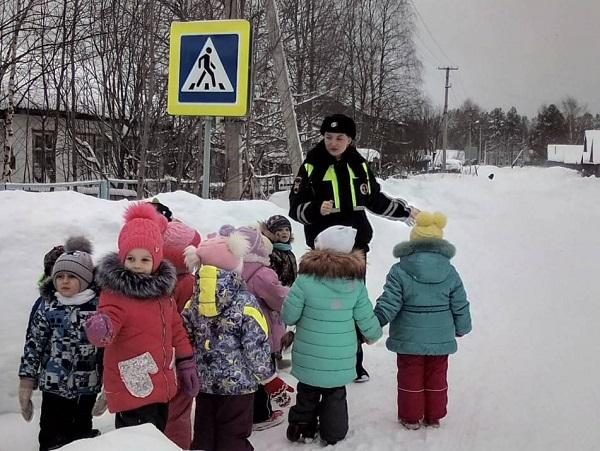 Сотрудники Госавтоинспекции г. Ухта провели занятия с детьми в отдаленных поселках района