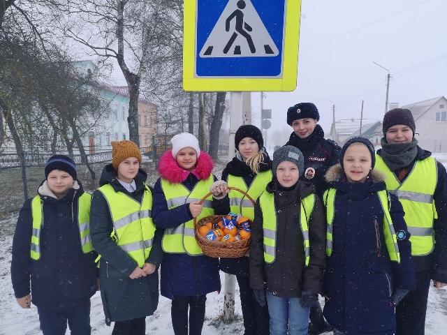 Сотрудники Госавтоинспекции Починковского района совместно с учащимися школы провели акцию «Витамин безопасности»