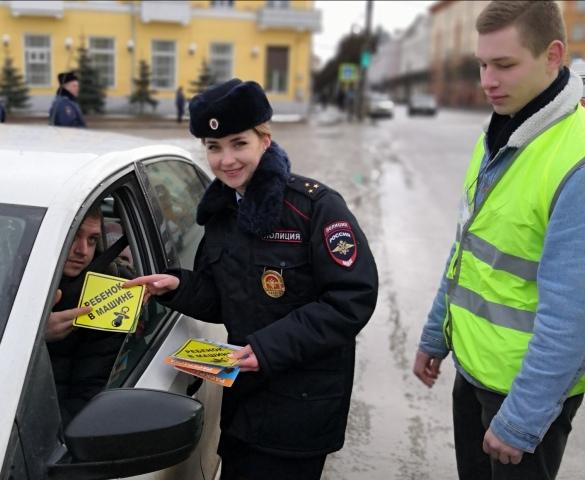 Сотрудники ГИБДД совместно со студентами города Смоленска провели акцию «Ребенок в машине»