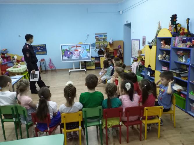 Сотрудники Госавтоинспекции провели в детском саду Приуралья профилактические мероприятия, направленные на привитие детям основ безопасного поведения в условиях дорожного движения