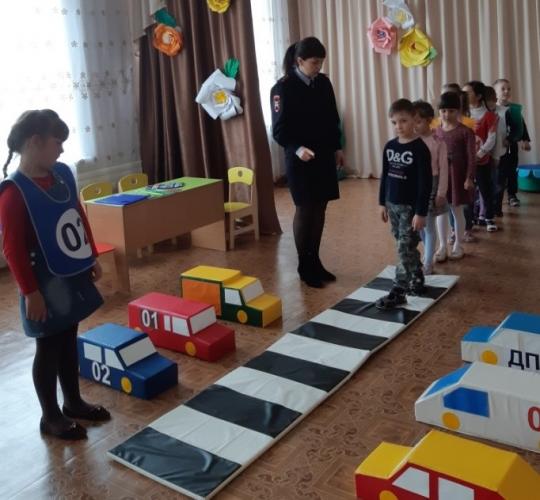 В Адыгее для дошкольников прошло занятие по основам безопасного поведения на дороге