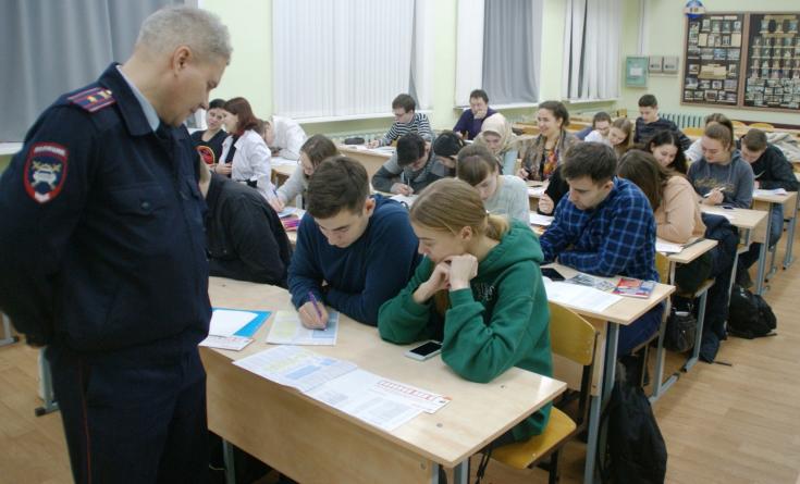 Тренинг по составлению бланка Европротокола провели автоинспекторы для новгородских студентов