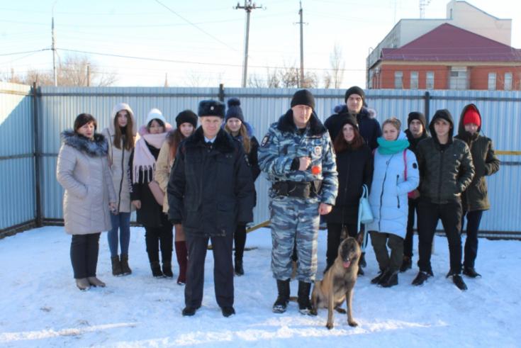 В Красном Куте сотрудники Госавтоинспекции поддержали Всероссийскую акцию «Студенческий десант»
