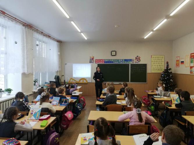 «Безопасность детства зависит от световозвращающих элементов и правильного поведения». Сотрудники ГИБДД встретились с касимовскими школьниками