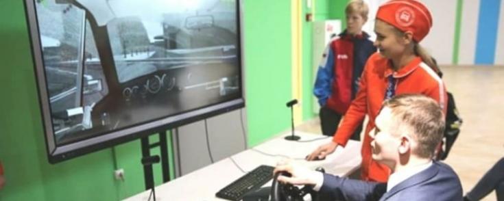 Глава Республики Хакасия прошел мастер-класс по вождению автомобиля на автосимуляторе