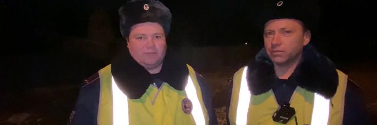Полицейские вывели из горящего дома двух пенсионерок
