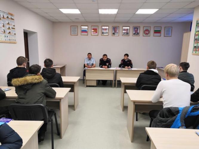«СТУДЕНЧЕСКИЙ ДЕСАНТ» ВЫСАДИЛСЯ В ЗДАНИИ ОГИБДД.