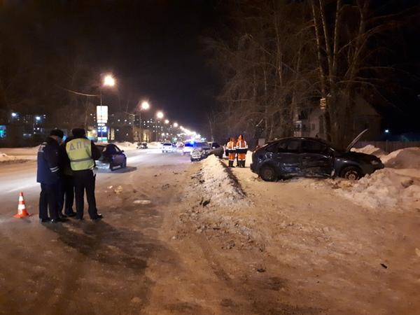 Сотрудники ГИБДД Свердловской области устанавливают обстоятельства ДТП, в котором серьезную травму получил ребенок-пассажир