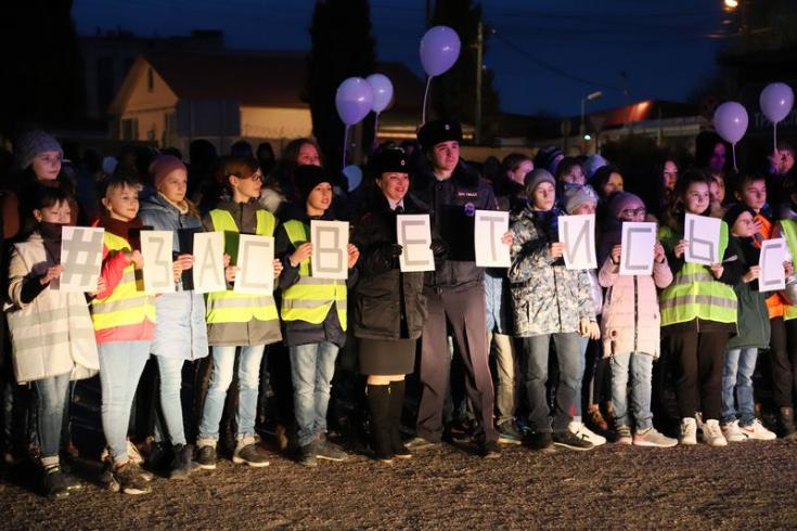 В Севастополе более 100 детей в танцевальном флешмобе призвали пешеходов использовать световозвращающие элементы