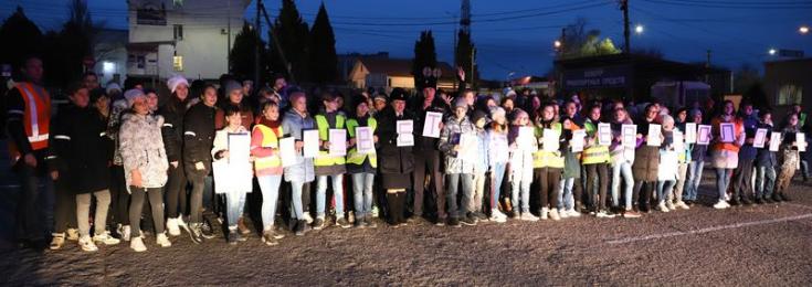 В Севастополе более 100 детей в танцевальном флешмобе призвали пешеходов использовать световозвращающие элементы