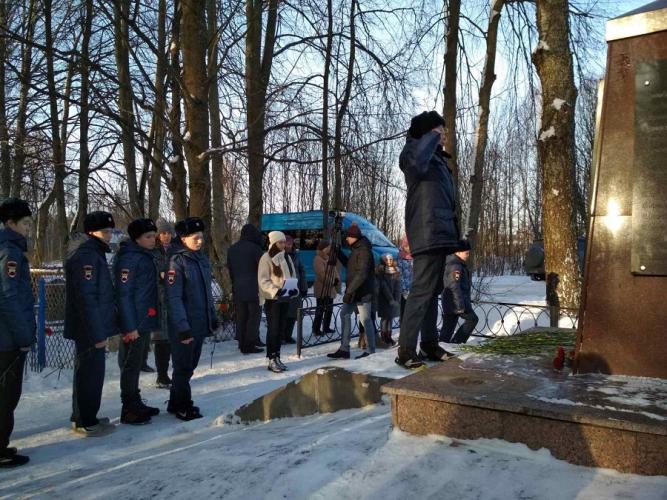 Сотрудники Госавтоинспекции совместно с юными инспекторами движения почтили память жертв блокадного Ленинграда