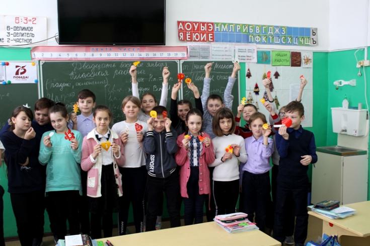 В Красноармейске сотрудники Госавтоинспекции провели для школьников мастер-класс по изготовлению световозвращающих элементов