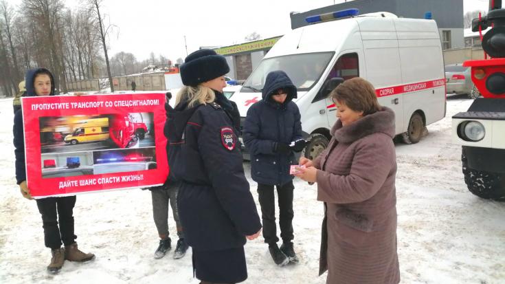 Используя символику социальной кампании, дети постарались привлечь внимание брянских водителей к однозначному пониманию дорожных знаков