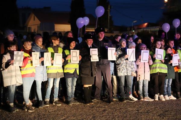 100 детей Севастополя танцевали и прызвали пешеходов использовать световозвращающие элементы