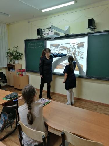 Губкинские автоинспекторы провели профилактическое мероприятие по популяризации использования световозвращающих элементов