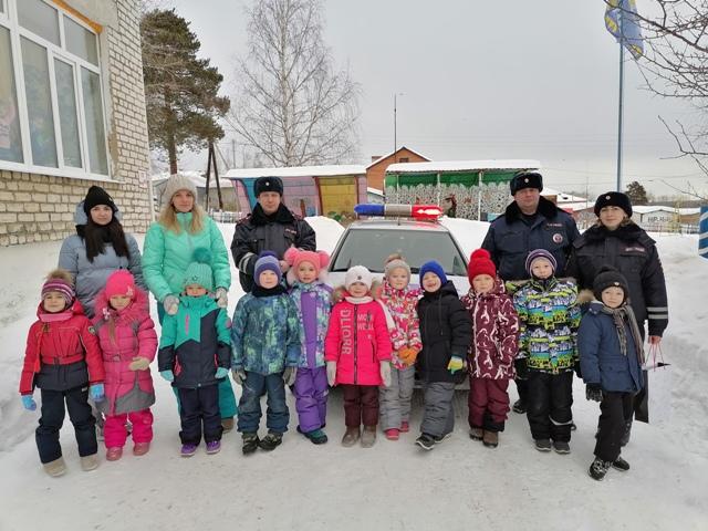 Сотрудники ГИБДД Свердловской области проводят с дошкольниками подвижные игры по ПДД
