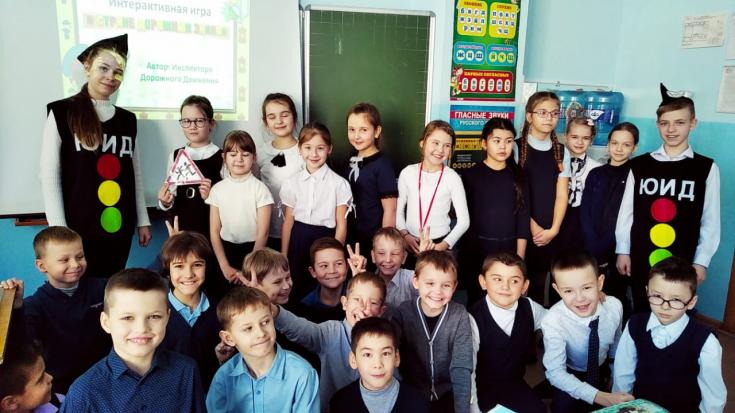 Занятия с учениками  начальной школы по ПДД.