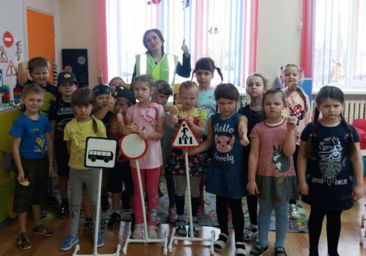 Сотрудники ГИБДД Абанского района напомнили воспитанникам детского сада о безопасности на дороге