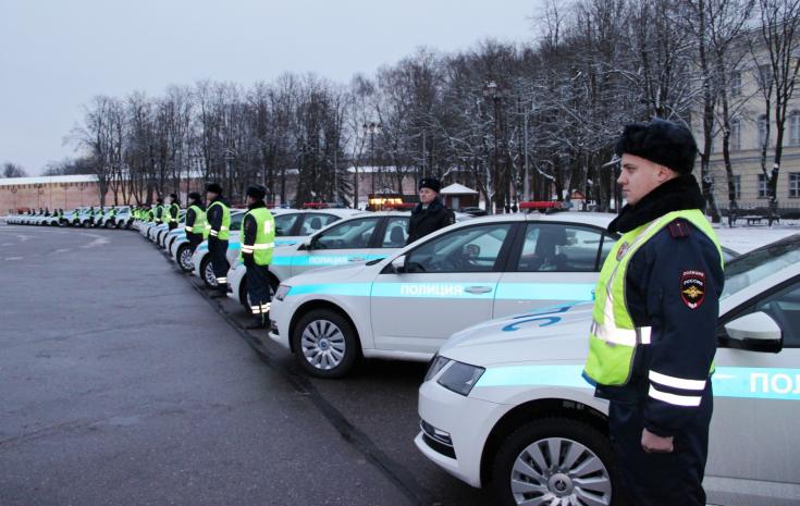 В Великом Новгороде сотрудникам Госавтоинспекции вручили ключи от новых патрульных автомобилей