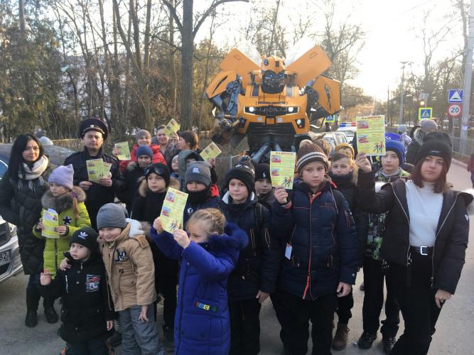 В Джанкое инспекторы ГИБДД, общественники и ЮИДовцы провели акцию «Мы за безопасность на дороге!»