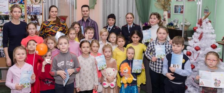 Сотрудники подмосковной Госавтоинспекции напомнили детям и их родителям о пользе световозвращателей