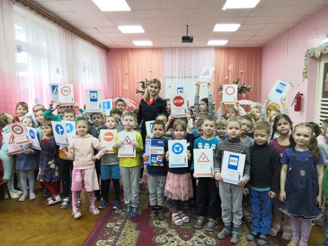 Госавтоинспекторы проводят профилактические беседы в детских садах города Смоленска