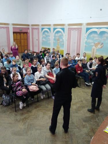 В Орле полицейские провели с учениками школ занятия по безопасности в быту и на дорогах