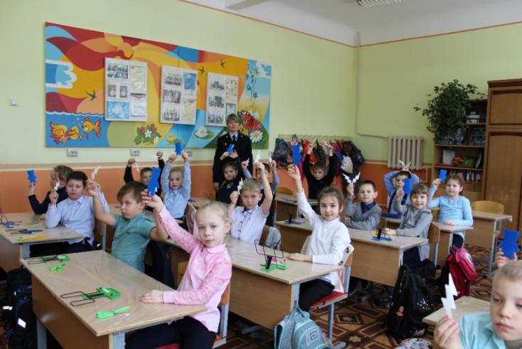 В Петровске сотрудники ОГИБДД проводят с детьми профилактические мероприятия