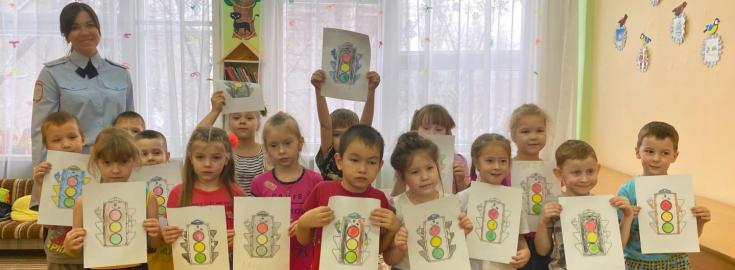 Творческие занятия по дорожной безопасности проходят в детских садах Хакасии