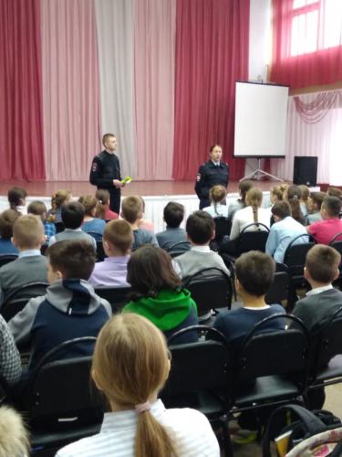 В Орле полицейские провели с учениками школ занятия по безопасности в быту и на дорогах