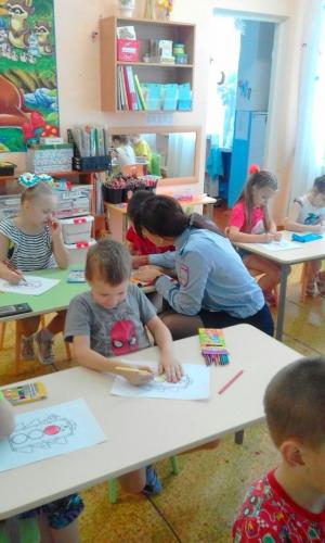 Творческие занятия по дорожной безопасности проходят в детских садах Хакасии