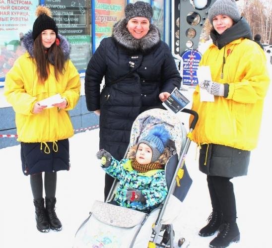 В Лесосибирске госавтоинспекторы и волонтеры провели акцию «Засветись!»