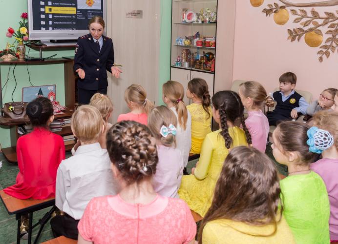Сотрудники подмосковной Госавтоинспекции напомнили детям и их родителям о пользе световозвращателей