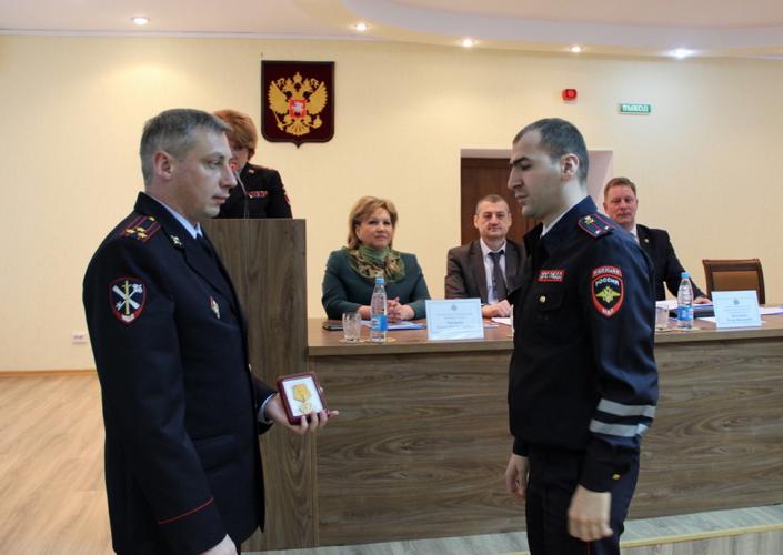 В Новгородской области сотрудник ГИБДД, спасший человека на пожаре, награжден медалью МВД России «За смелость во имя спасения»