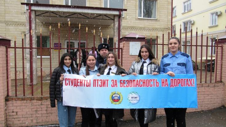 В Пятигорске проводится недельное дежурство «студенческого десанта» на улицах города вместе с сотрудниками ДПС. Это традиционная акция для учащихся техникума экономики и инновационных технологий.