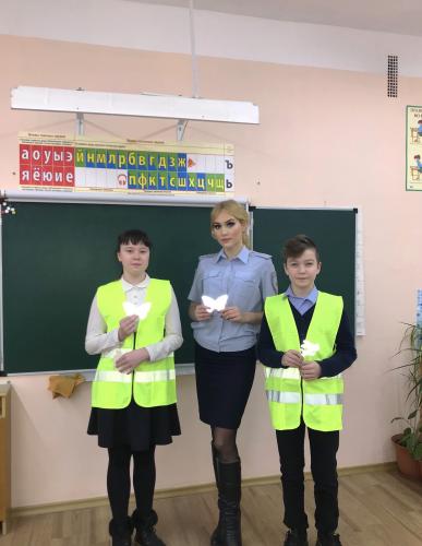 Сотрудники ГИБДД и ребята из отряда ЮИД напомнили учащимся о пользе световозвращающих элементов.
