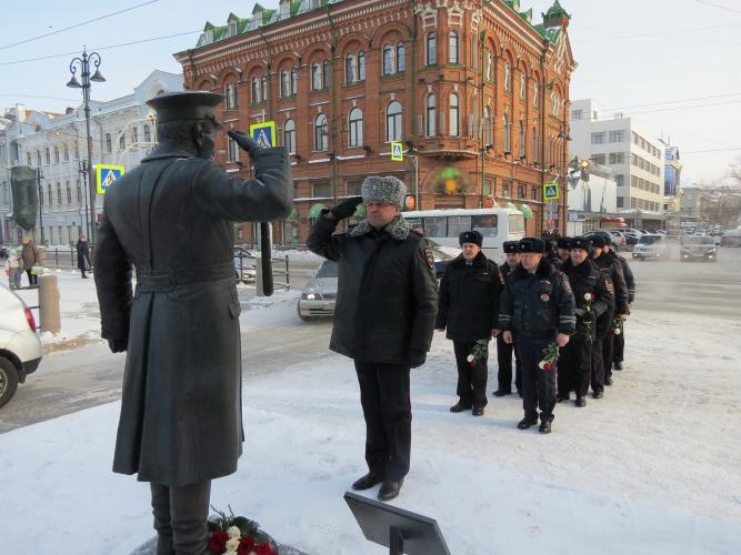 В городе Томске сотрудники региональной ГИБДД почтили память легендарного регулировщика