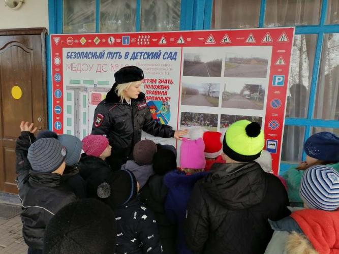 Госавтоинспекция Краснодарского края повторила правила дорожного движения с дошколятами