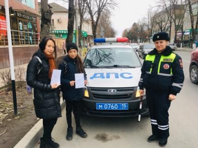 Сотрудники Госавтоинспекции Моздокского района на оживленной улице города провели профилактические беседы с пешеходами