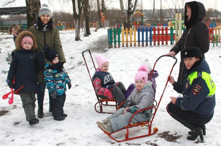 В Новгородской области родителям и детям рассказали о правилах дорожной безопасности во время вечерних прогулок