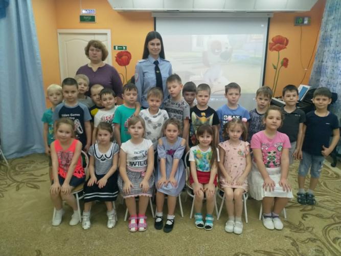 В Саратове сотрудники Госавтоинспекции проводят профилактические мероприятия в дошкольных образовательных учреждениях