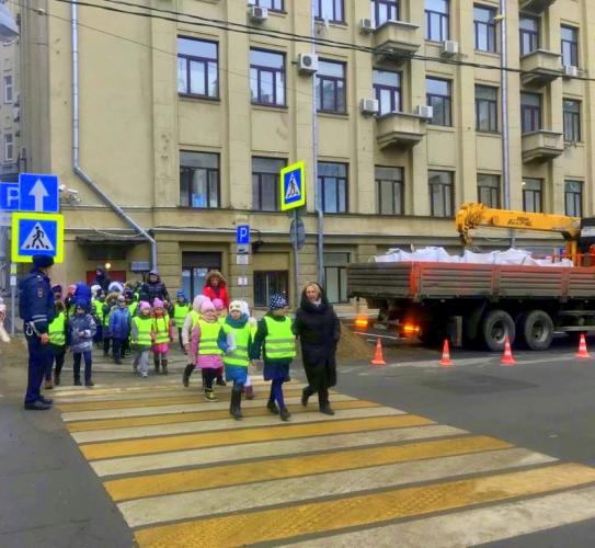 Инспекторы ГИБДД г. Москвы заботятся о юных пешеходах