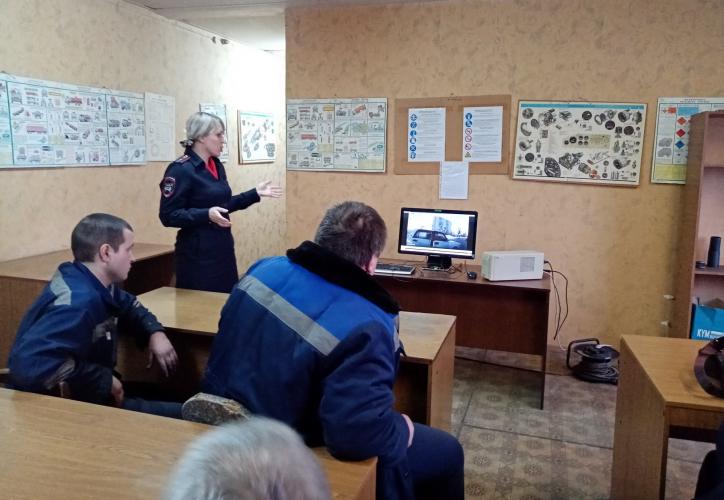 Сотрудники ГИБДД проводят профилактическую работу со взрослыми участниками движения