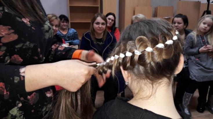 На Ставрополье молодые парикмахеры обучают правилам плетения волос со световозвращающими лентами