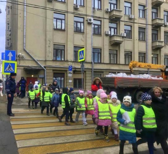 Инспекторы ГИБДД г. Москвы заботятся о юных пешеходах