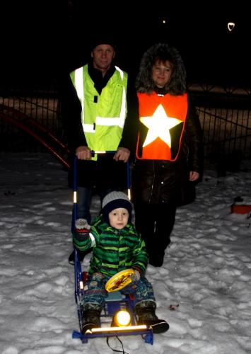 В Белгородской области родители и дети продемонстрировали пример безопасной экипировки для вечерних прогулок