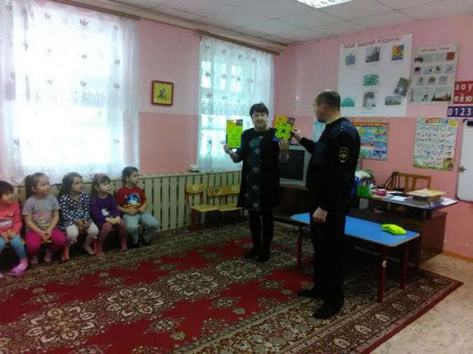 В Озинках сотрудники Госавтоинспекции провели для дошкольников пешеходную экскурсию