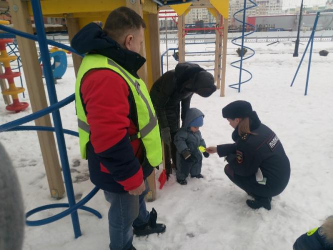 В микрорайоне «Солнечный» полицейские и члены ДНД провели акцию «Стань ярким!»